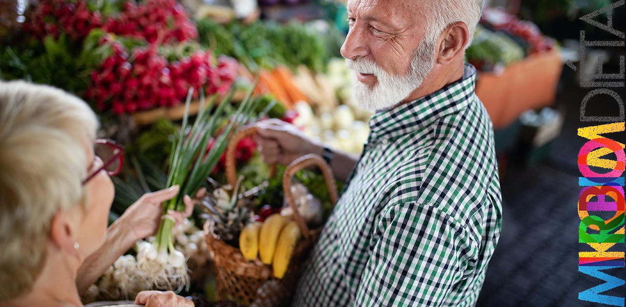 Az idős házaspár egészséges ételeknek örül nagyon a termelői piacon