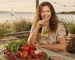 Eszti a Balaton mólóján friss házi limonádét kortyol mentával, az asztalon magyar piaci szezonális zöldségek tálja